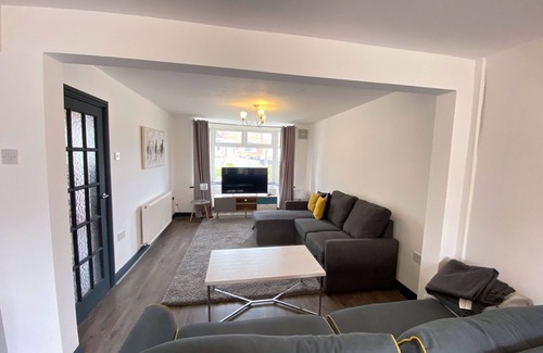Great Barr House | Cosy Family Home - Perfect for groups working away HS2 close to the City Centre