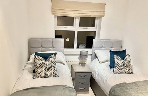 Edgbaston House | Cosy Family Home Perfect for Groups Contractor Welcome HS2