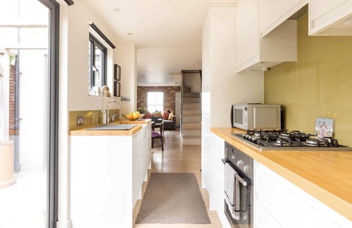 Whitstable House | Cosy Fisherman’s Cottage, minutes from High Street, Harbour & Beach