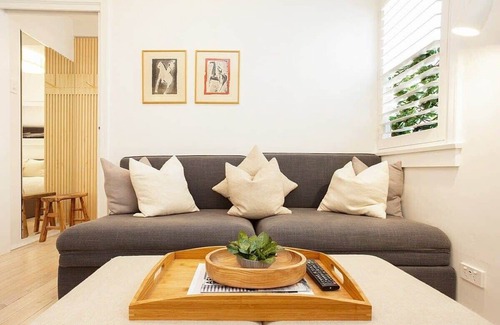 Rushcutters Bay Apartment | Cosy Flat in Art Deco Building Minutes From City