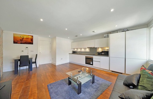 Peninsula Apartment | Cosy Flat Located in the heart of Greenwich, Industrial style.