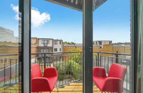 Peninsula Apartment | Cosy Flat Located in the heart of Greenwich, Industrial style.