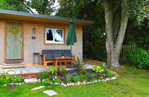 North Walsham Cabin | Cosy Garden Cabin AND Breakfast AND PET Friendly