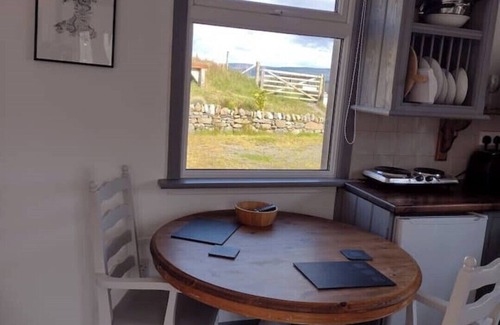 Bala Cabin | Cosy Hill Top Hut, Sleeps 2, with Fantastic mountain Views. Near Bala, Gwyneddn