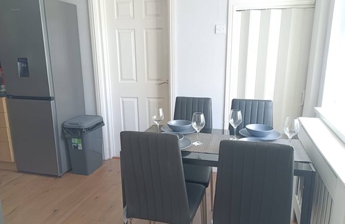 Walsall House | Cosy home in Walsall. 4 Bedroom House close to local amenities with free parking