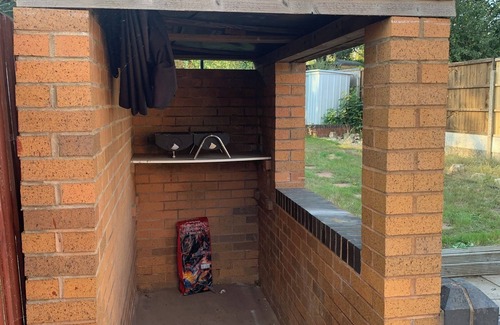 Walsall House | Cosy home in Walsall. 4 Bedroom House close to local amenities with free parking