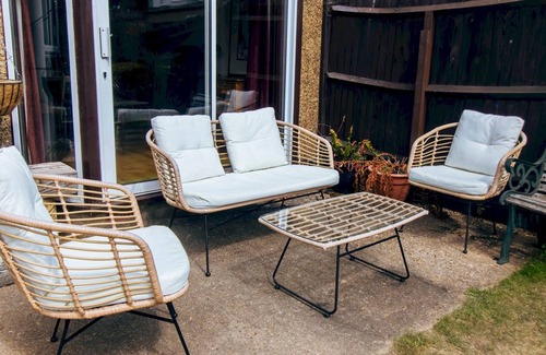 Watford House | Cosy Home w/Stylish Interior – PassTheKeys
