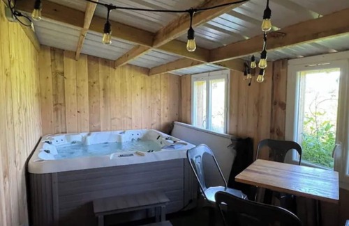Saint-Michel-Chef-Chef House | Cosy house near the sea with Jacuzzi