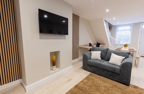 Runcorn House | Cosy House in Runcorn: Perfect for Families & Business Travelers! Free Parking
