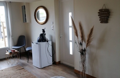 Sanguinet Bed & Breakfast | Cosy independent room, "les shadoks" Pets welcome.