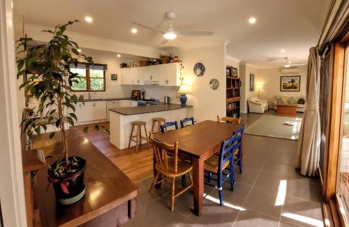 Calare House | Cosy Kenna 4 Bed 2 Bath Family Home close to CBD