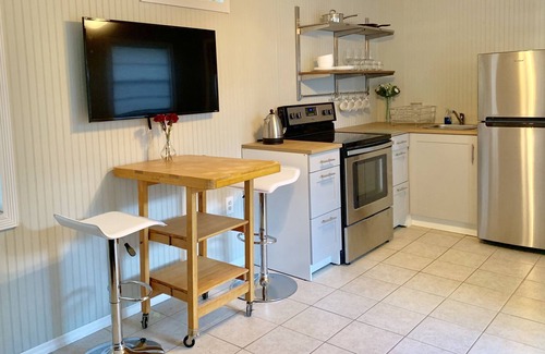 Southgate Cabin | Cosy log cabin close to Downtown and Beaches