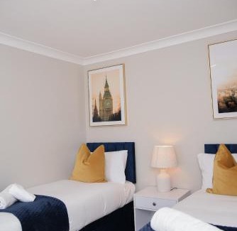 Colchester Apartment | Cosy Luxe 3Bed Retreat Hot Tub BBQ Parking Near Town Perfect for Contractors Families Short & Long Stay