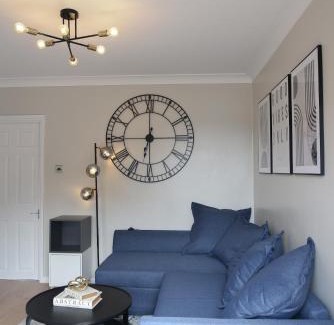 Colchester Apartment | Cosy Luxe 3Bed Retreat Hot Tub BBQ Parking Near Town Perfect for Contractors Families Short & Long Stay