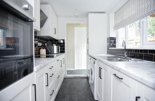 Colchester Apartment | Cosy Luxe 3Bed Retreat Hot Tub BBQ Parking Near Town Perfect for Contractors Families Short & Long Stay