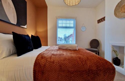 Coventry House | Cosy Luxury Home next to City Centre with Free Parking and Garden - Contractors & Relocators