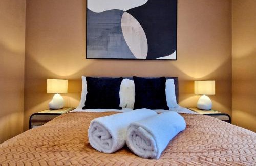 Coventry House | Cosy Luxury Home next to City Centre with Free Parking and Garden - Contractors & Relocators