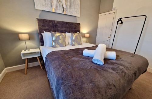 Coventry House | Cosy Luxury Home next to City Centre with Free Parking and Garden - Contractors & Relocators