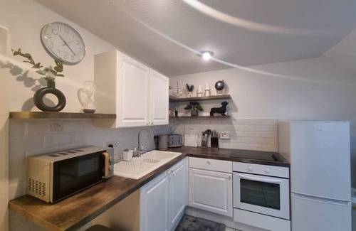 Pembroke Cottage | Cosy Moat House Cottage No.6