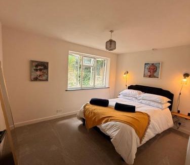 Woodstock Apartment | Cosy One-Bedroom Retreat with Parking