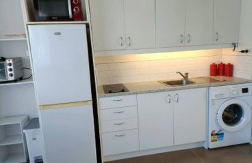 Chatswood Apartment | Cosy one bedroom studio in a Serene backyard. Minutes away to all amenities