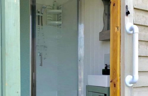 Hadlow Down Cabin | Cosy, peaceful and secluded lakeside shepherds hut.