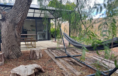 Safety Bay Apartment | Cosy PepperTree Studio in Rockingham with AC, WiFi