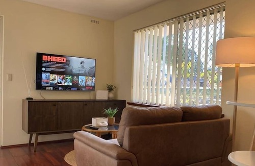 East Victoria Park Apartment | Cosy & Private, Walk to East Vic Park