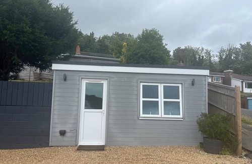 Eastbourne Cabin | Cosy quiet self contained private cabin at the foot of the downs.