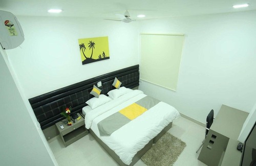 Madhapur House | Cosy Room With Private Bath And Work Desk