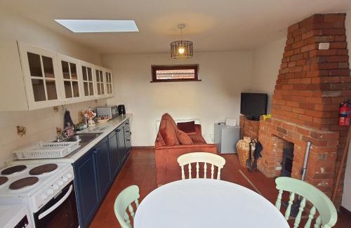 Chelmondiston House | Cosy Rural Barn Conversion 5 Min Drive To Pin Mill 1 BR + sofa bed