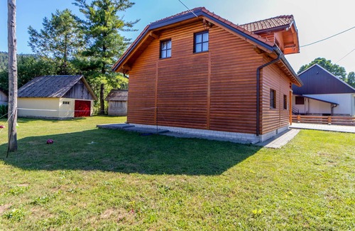 Jasenak House | Cosy rustic wooden house with garden and barbecue, not too far from bathing facilities.