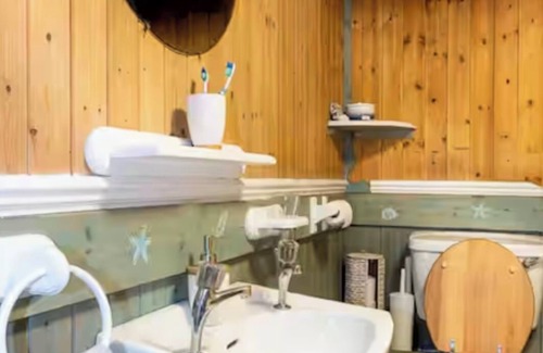 Borth Apartment | Cosy Seaside Apartment in old stone cottage, steps from the beach.