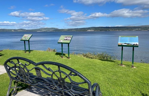 Innellan Apartment | Cosy seaside retreat w/artist studio (dog-friendly)