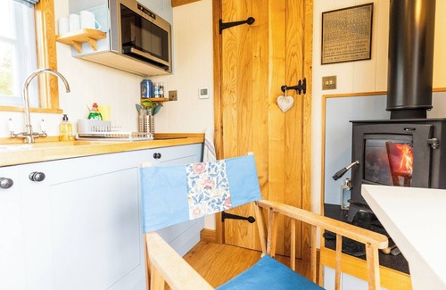 Moylegrove Cabin | Cosy shepherd’s hut in Moylegrove. The perfect escape for couples in Pembrokeshire.