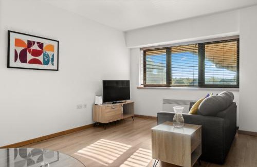Swindon Apartment | Cosy&Spacious 2BR Apt in Swindon, Free Parking