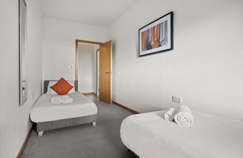 Swindon Apartment | Cosy&Spacious 2BR Apt in Swindon, Free Parking