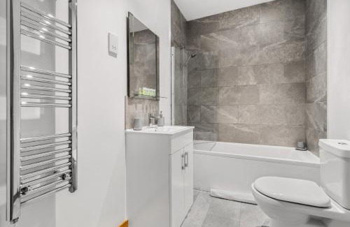 Swindon Apartment | Cosy&Spacious 2BR Apt in Swindon, Free Parking
