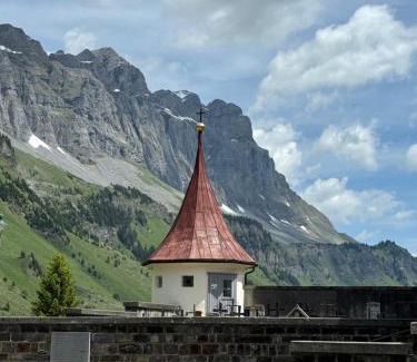 Luchsingen House | Cosy stay near stunning sights, located on main street
