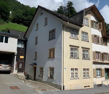 Luchsingen House | Cosy stay near stunning sights, located on main street