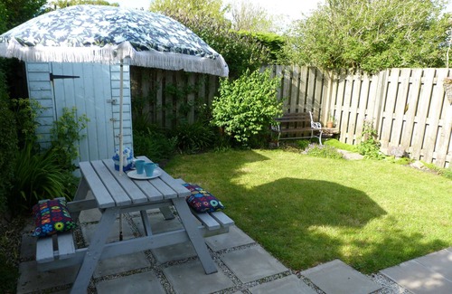 The Lizard Cottage | Cosy Stoneturner's Cottage, Lizard Village, fully equipped, private garden