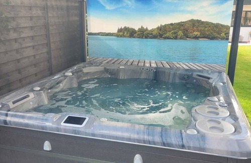 Sandiway Cabin | Cosy studio retreat with a hot tub, perfect for relaxing and exploring Cheshire