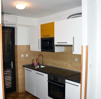 Ravni Apartment | Cosy studio with a terrace and a sea view