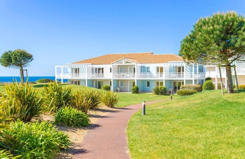 Chateau-d'Olonne Condo | Cosy T2 | En bord du mer + 2 piscines sur place