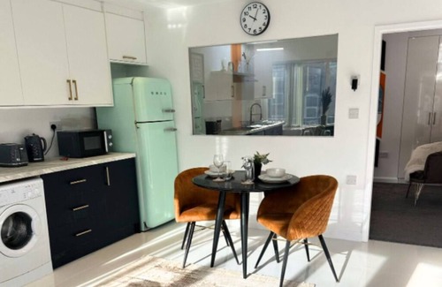 Birmingham Apartment | Cosy Twin w/Balcony and Parking near Utilita Arena, ICC HS2 JLR and NEC