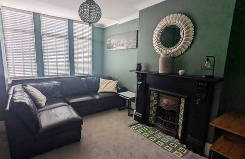 Westcliff-on-Sea Apartment | Cosy, Two-bedroom , ground floor flat