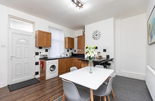 Pontefract House | Cosy two bedroom property!