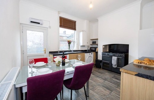 Blackburn House | Cosy Two bedroom Terrace Blackburn