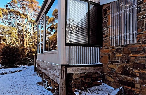 Doctors Point Cabin | Cosy water view cabin in amongst the pristene wilderness of Central Highlands