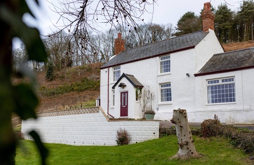 Cwm Dyserth Cottage | Cosy Welsh Cottage - Views & Log burner